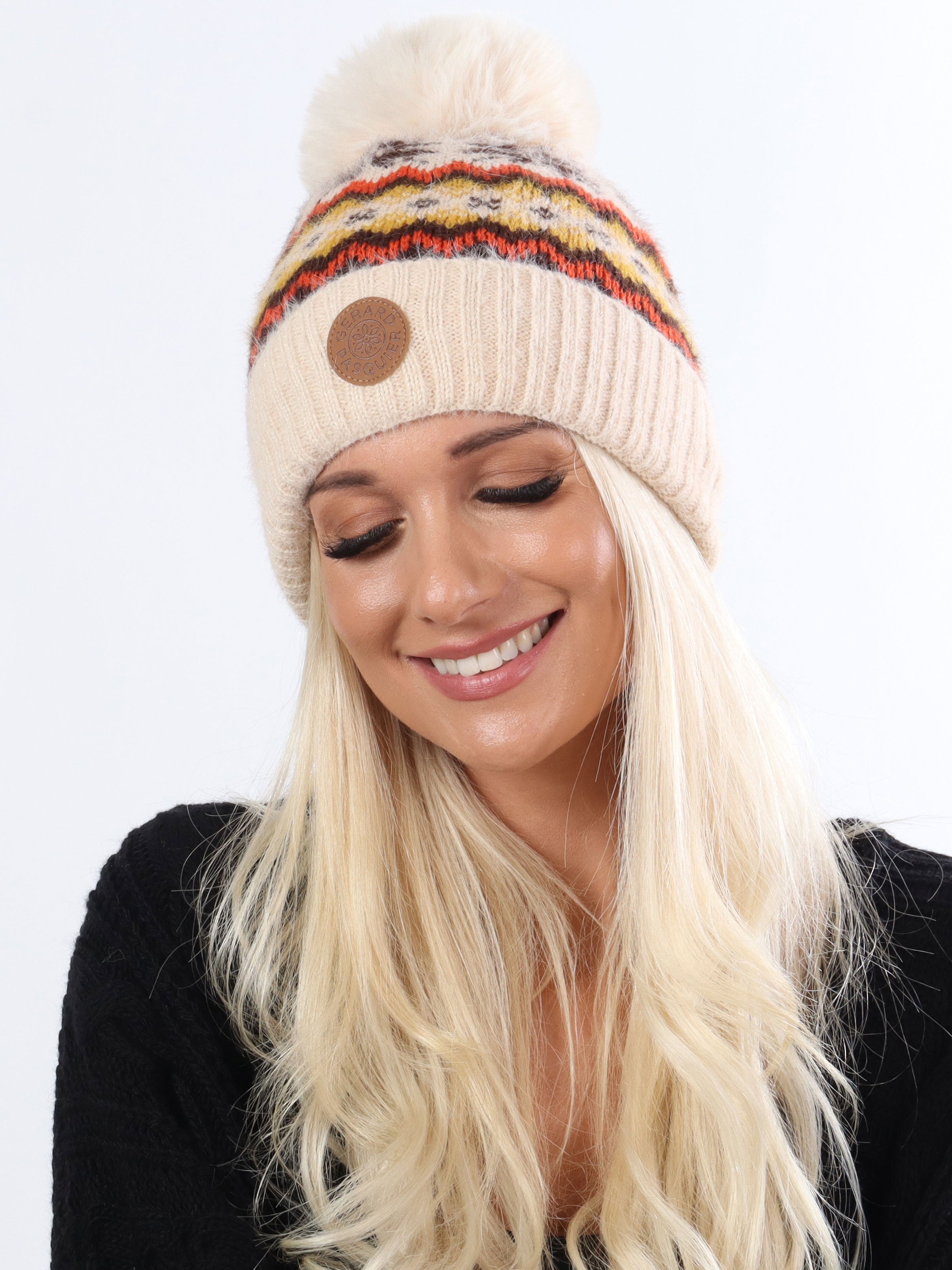 Lina - Mjuk mössa med mönster och pompom - Black